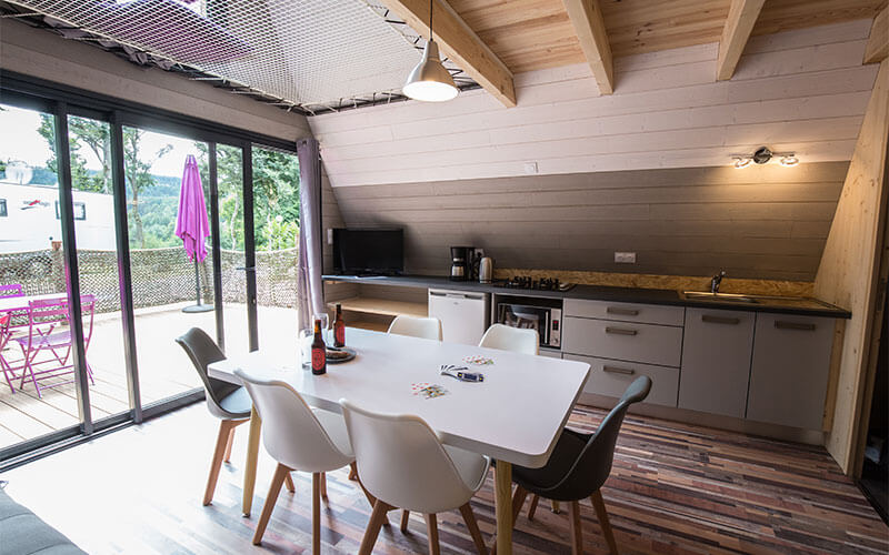 Equipped kitchen of the chalet for rent at the campsite Les Murmures du Lignon in Auvergne