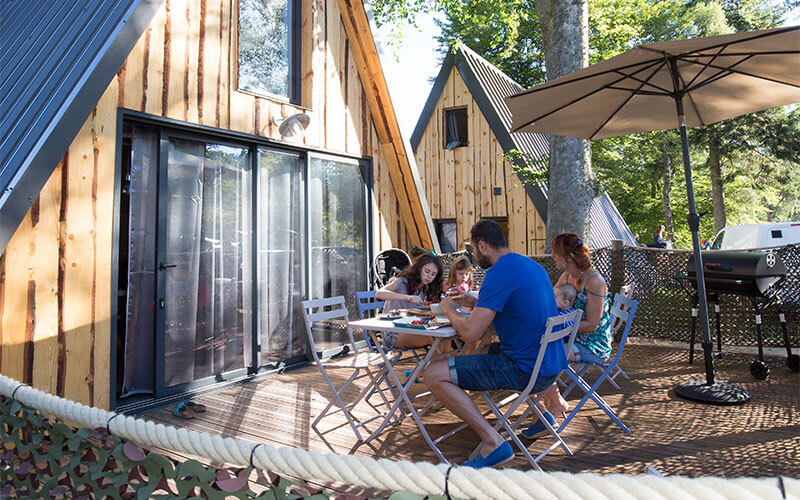 Terrace of the chalet cottage, for rent at the campsite Les Murmures du Lignon in Haute-Loire