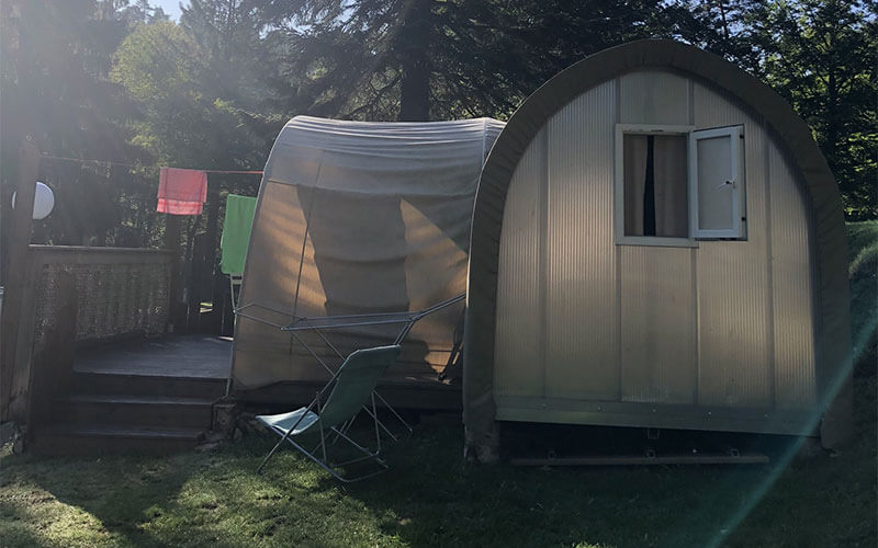 Exterior view with terrace of the Coco Sweet mobile home for rent at the Murmures du Lignon campsite in Haute-Loire