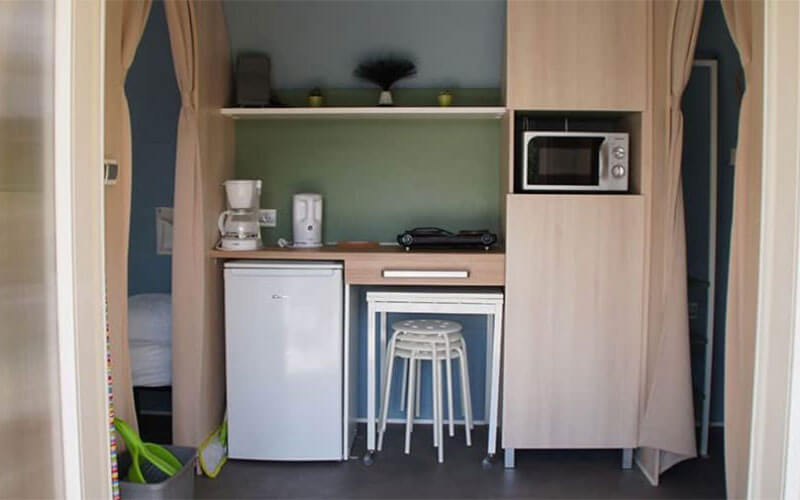 Kitchen equipped with the Coco Sweet mobile home, available for rent at the Murmures du Lignon campsite in Auvergne