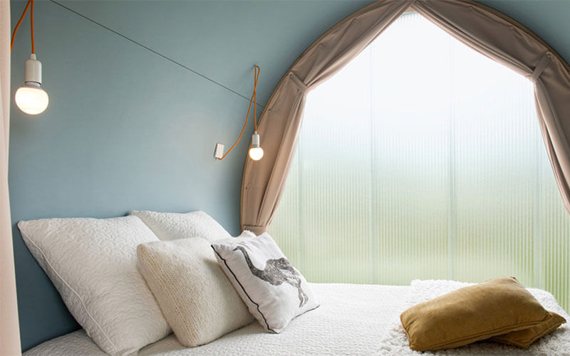 Room with double bed at the Coco Sweet mobile home, rented at the Murmures du Lignon campsite in Tence