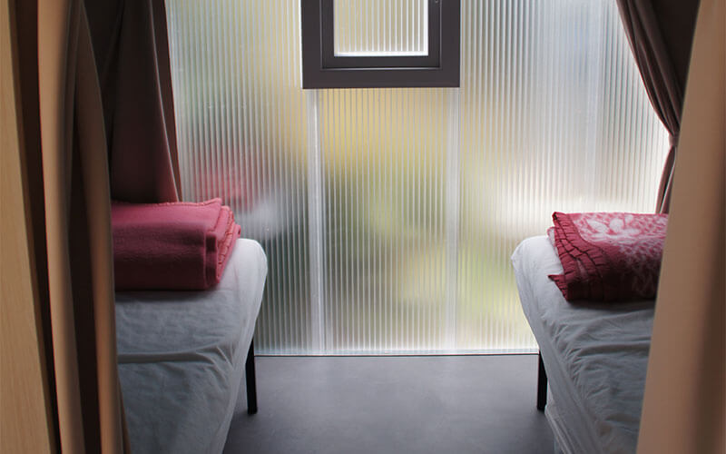 Twin room from the Coco Sweet mobile home, rented at the Murmures du Lignon campsite in Haute-Loire