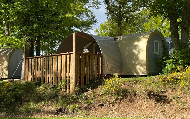 Exterior view of the Coco Sweet mobile home, rented at the Murmures du Lignon campsite in Auvergne